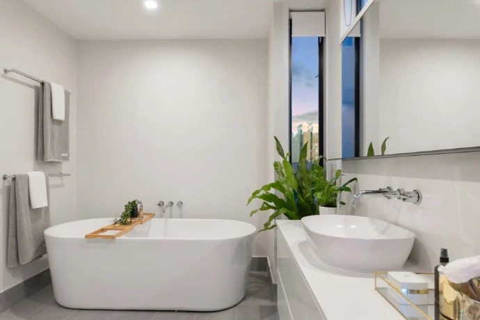 Salle de bain lumineuse avec baignoire et vasque